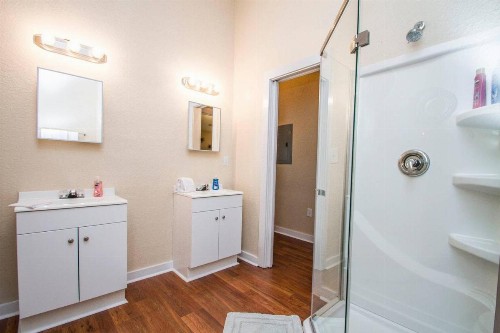 3BR/2BA Remodeled Apartment Near Downtown - image 11