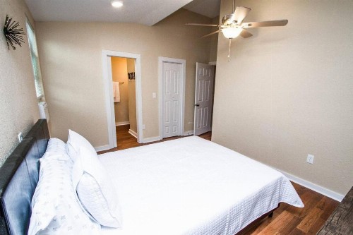 3BR/2BA Remodeled Apartment Near Downtown - image 5