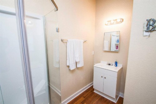3BR/2BA Remodeled Apartment Near Downtown - image 7