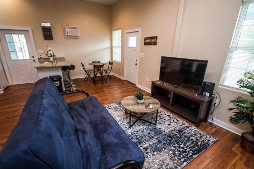 3BR/2BA Remodeled Apartment Near Downtown - image 9