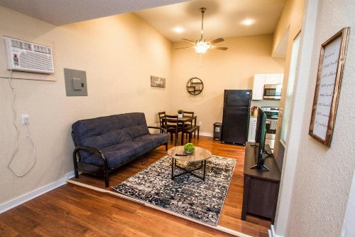 One Bedroom Apartment Near Downtown with Sleeper - image 7