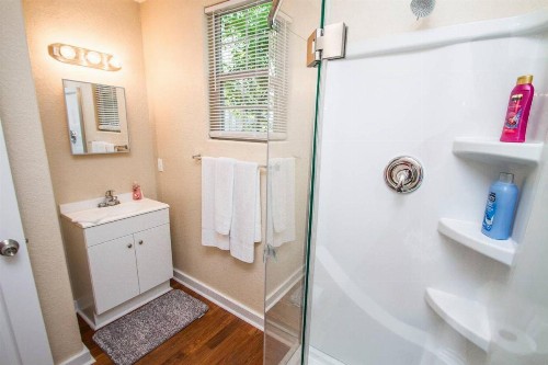 One Bedroom Apartment Near Downtown with Sleeper - image 8