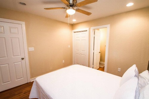 One Bedroom Apartment Near Downtown with Sleeper - image 9