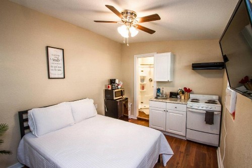 Remodeled Studio Near Downtown - image 9