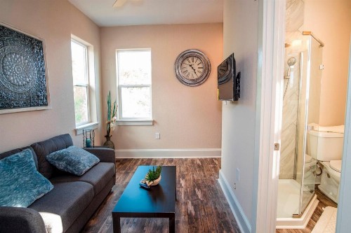 Beautiful Guest House on New Built Home Near Downtown - image 6