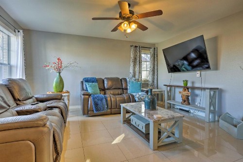 Remodeled Home 14 Mins from Downtown San Antonio!