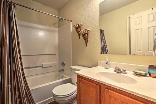 Cozy San Antonio Getaway with Yard about 12 Mi to Dtwn! - image 7