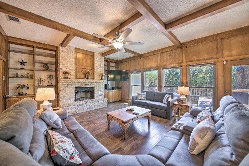 Family-Friendly Home with Hot Tub Fire Pit and Deck! - image 1