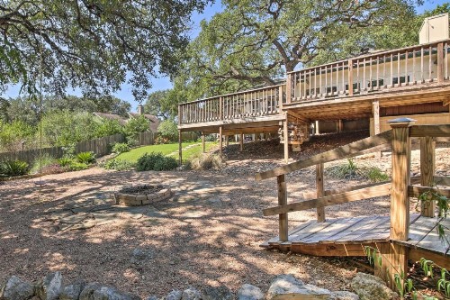 Family-Friendly Home with Hot Tub Fire Pit and Deck! - image 10