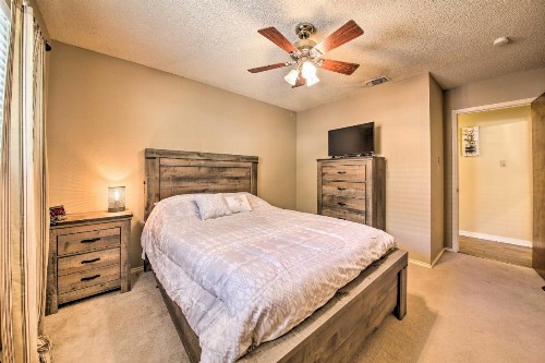 Family-Friendly Home with Hot Tub Fire Pit and Deck! - image 12