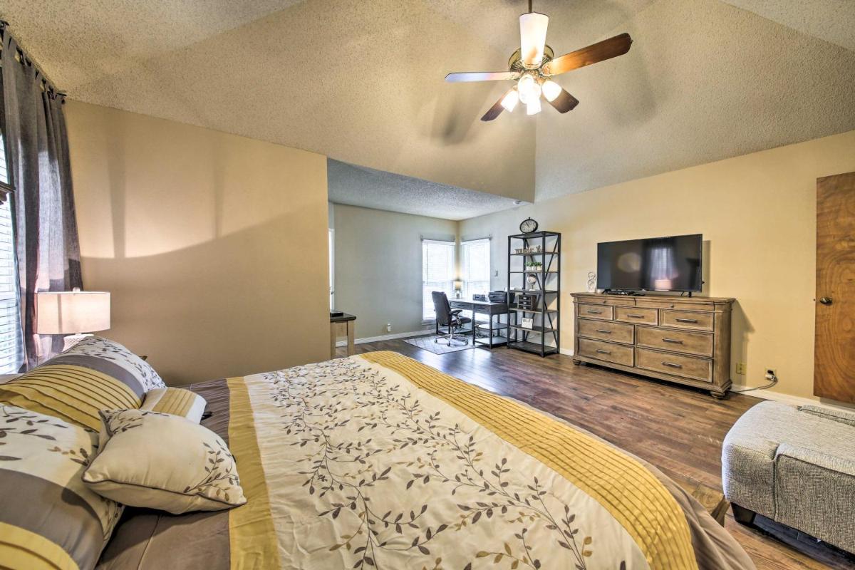 Family-Friendly Home with Hot Tub Fire Pit and Deck! - image 5