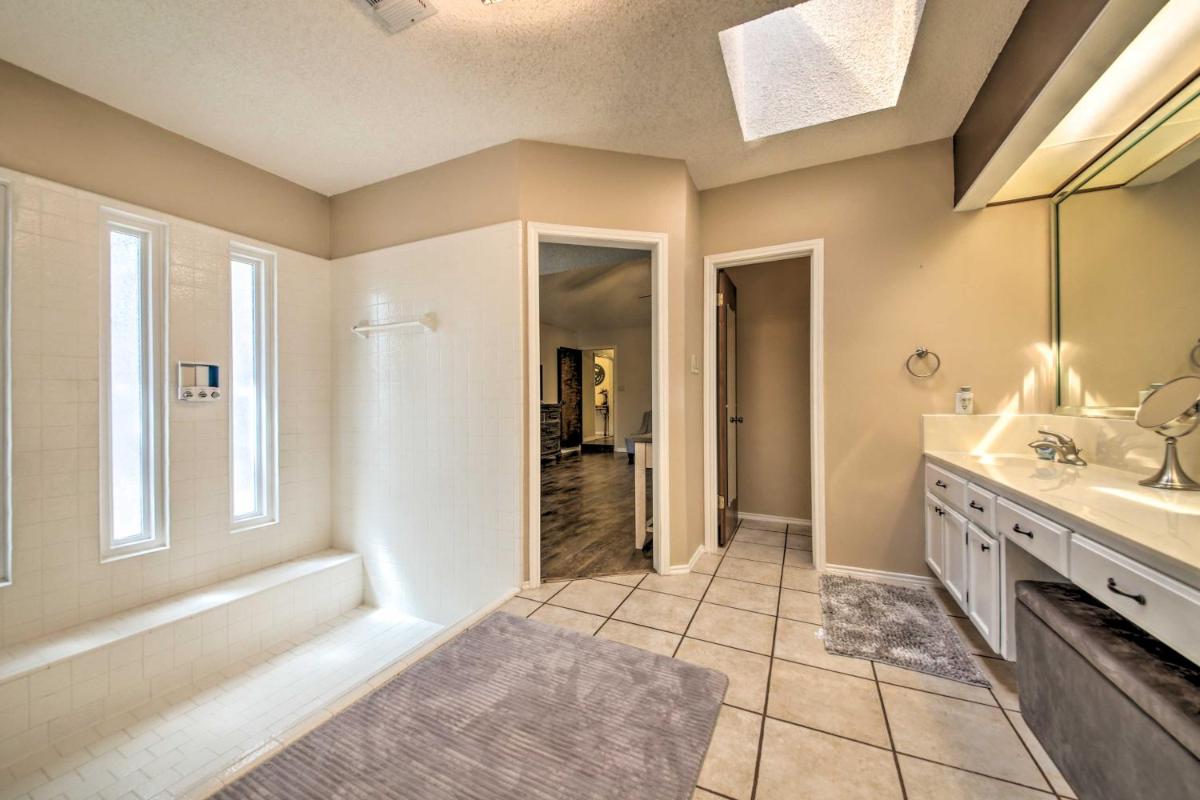 Family-Friendly Home with Hot Tub Fire Pit and Deck! - image 6