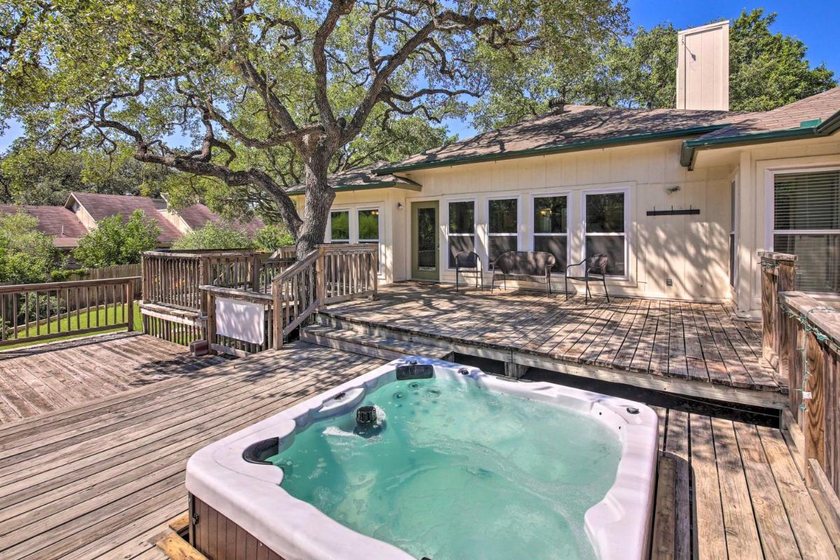 Family-Friendly Home with Hot Tub Fire Pit and Deck! - image 7