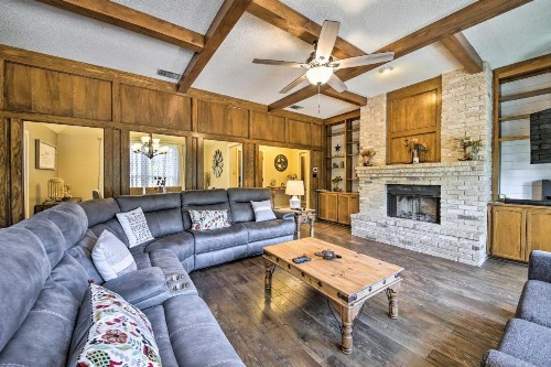 Family-Friendly Home with Hot Tub Fire Pit and Deck! - image 8