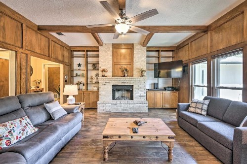 Family-Friendly Home with Hot Tub Fire Pit and Deck! - image 9