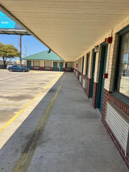 COUNTRY INN MOTEL - image 17