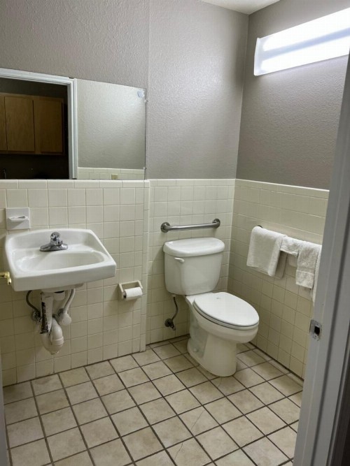COUNTRY INN MOTEL - image 2