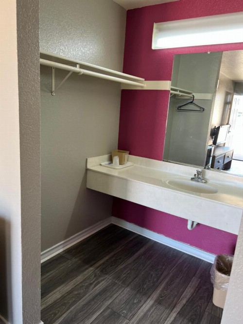 COUNTRY INN MOTEL - image 3