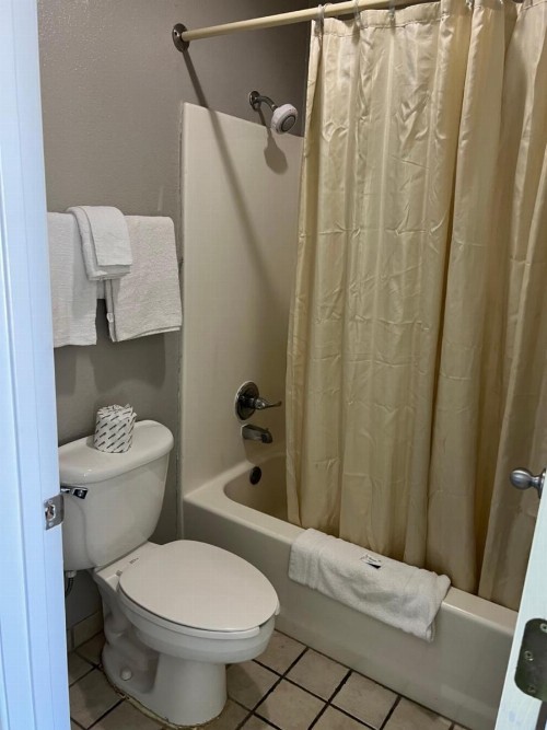 COUNTRY INN MOTEL - image 33