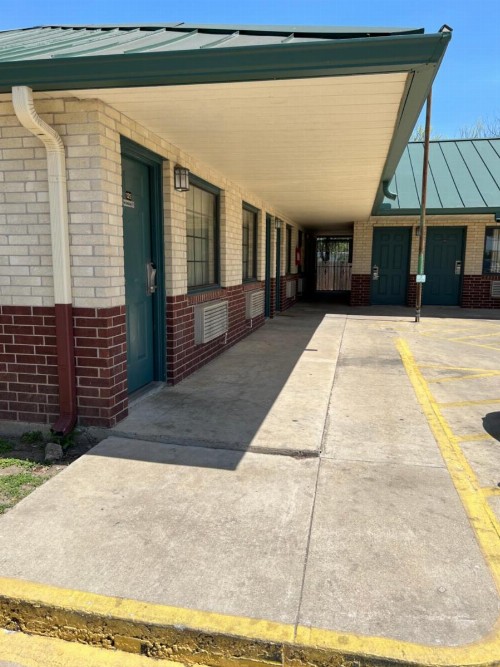 COUNTRY INN MOTEL - image 37