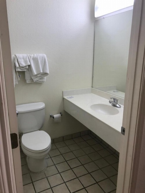 COUNTRY INN MOTEL - image 7