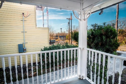 Downtown View Cozy 2BR/1BA Home Sleeps 8 - image 6