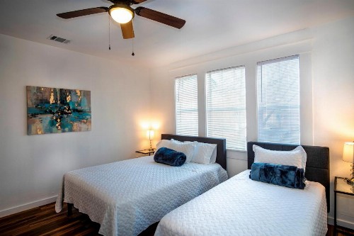 Downtown View Cozy 2BR/1BA Home Sleeps 8 - image 8