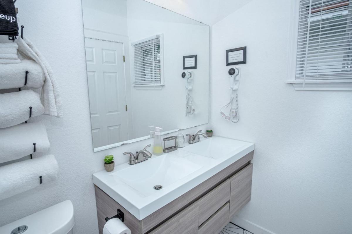 HUGE Remodeled 5BR 4BA House Sleeps 20 Downtown - image 4