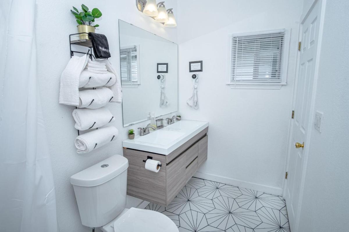 HUGE Remodeled 5BR 4BA House Sleeps 20 Downtown - image 6