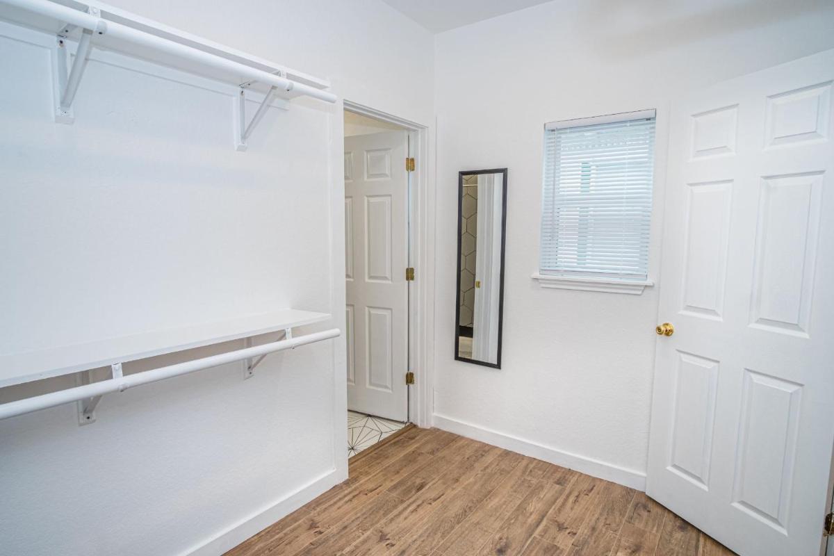 HUGE Remodeled 5BR 4BA House Sleeps 20 Downtown - image 7