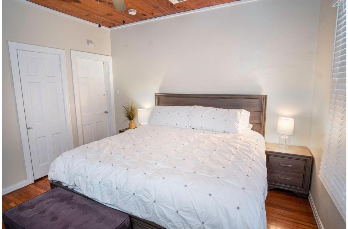 The Highland House 5BR Huge Patio 2 miles to DT - main image