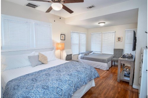 The Highland House 5BR Huge Patio 2 miles to DT - image 5