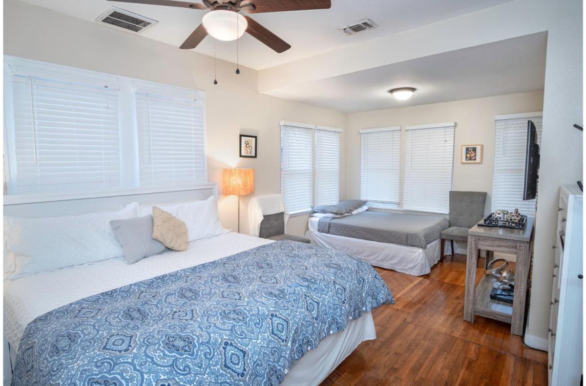 The Highland House 5BR Huge Patio 2 miles to DT - image 5