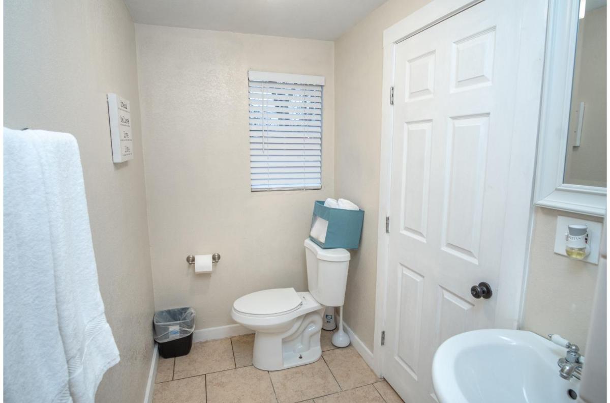 The Highland House 5BR Huge Patio 2 miles to DT - image 7