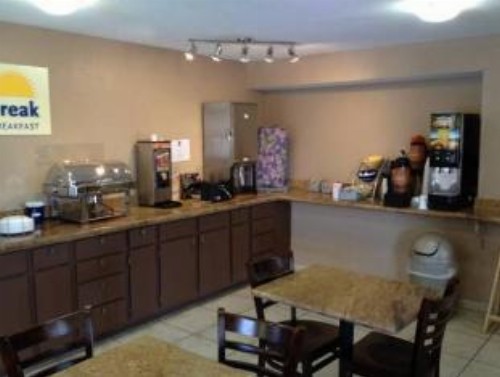 Deluxe Inn San Antonio Near Lackland AFB - image 3