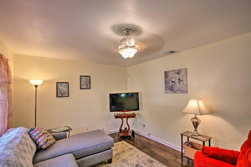 San Antonio Getaway with Porch 2 Mi to Dtwn! - image 5
