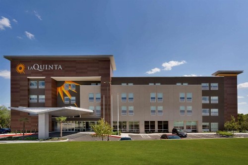 La Quinta Inn & Suites by Wyndham San Antonio Seaworld LAFB