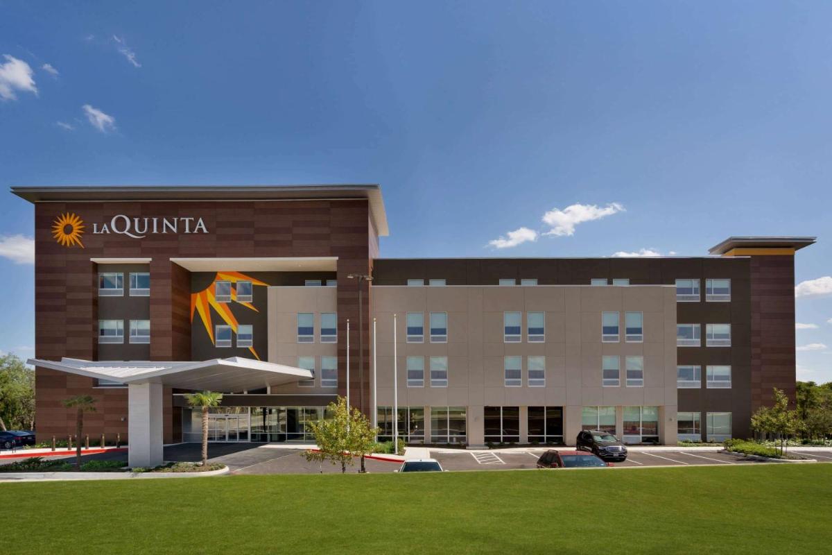 La Quinta Inn & Suites by Wyndham San Antonio Seaworld LAFB - main image