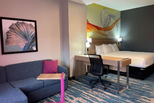 La Quinta Inn & Suites by Wyndham San Antonio Seaworld LAFB - image 12