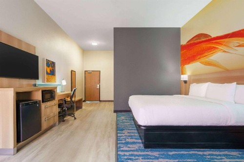 La Quinta Inn & Suites by Wyndham San Antonio Seaworld LAFB - image 18