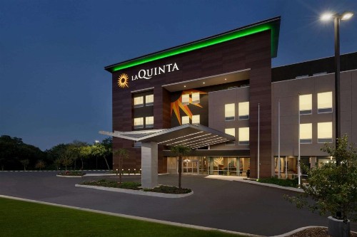 La Quinta Inn & Suites by Wyndham San Antonio Seaworld LAFB - image 2