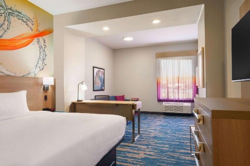 La Quinta Inn & Suites by Wyndham San Antonio Seaworld LAFB - image 22