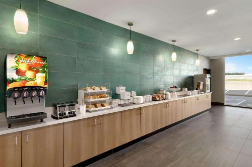 La Quinta Inn & Suites by Wyndham San Antonio Seaworld LAFB - image 26