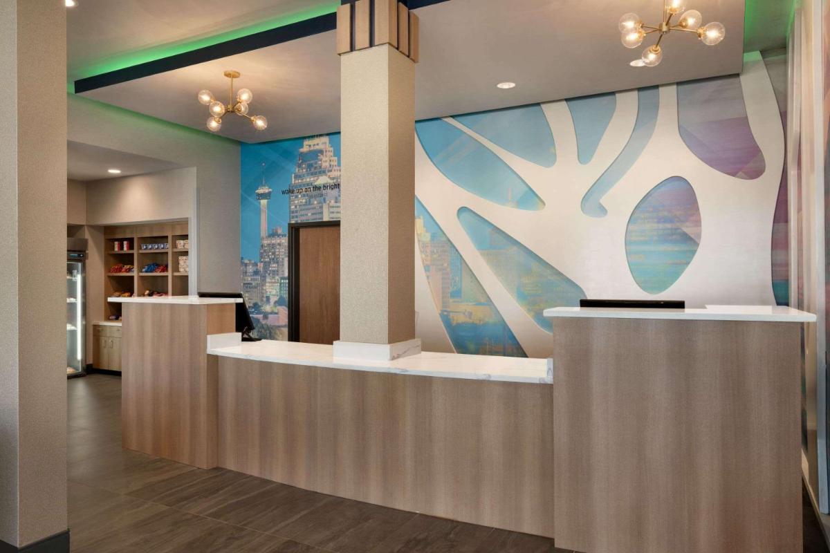 La Quinta Inn & Suites by Wyndham San Antonio Seaworld LAFB - image 3