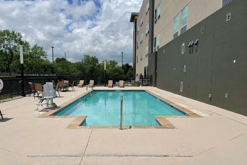 La Quinta Inn & Suites by Wyndham San Antonio Seaworld LAFB - image 4