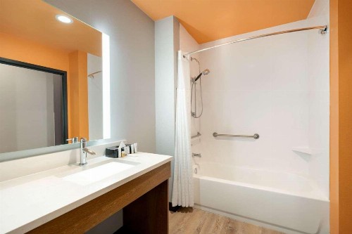 La Quinta Inn & Suites by Wyndham San Antonio Seaworld LAFB - image 43