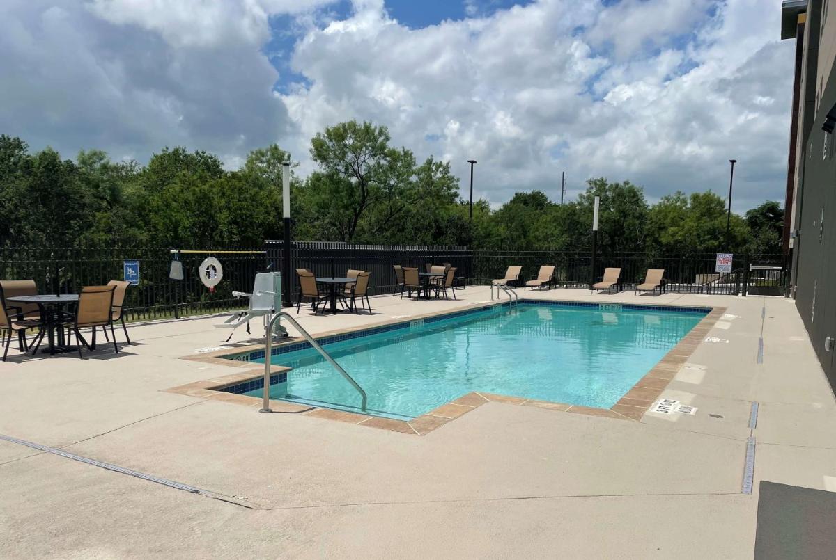 La Quinta Inn & Suites by Wyndham San Antonio Seaworld LAFB - image 5
