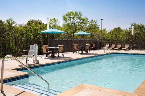 La Quinta Inn & Suites by Wyndham San Antonio Seaworld LAFB - image 6