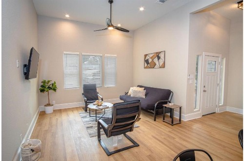 Brand New Remodeled 3BR2BA House Near Downtown - image 10