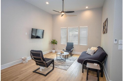 Brand New Remodeled 3BR2BA House Near Downtown - image 8